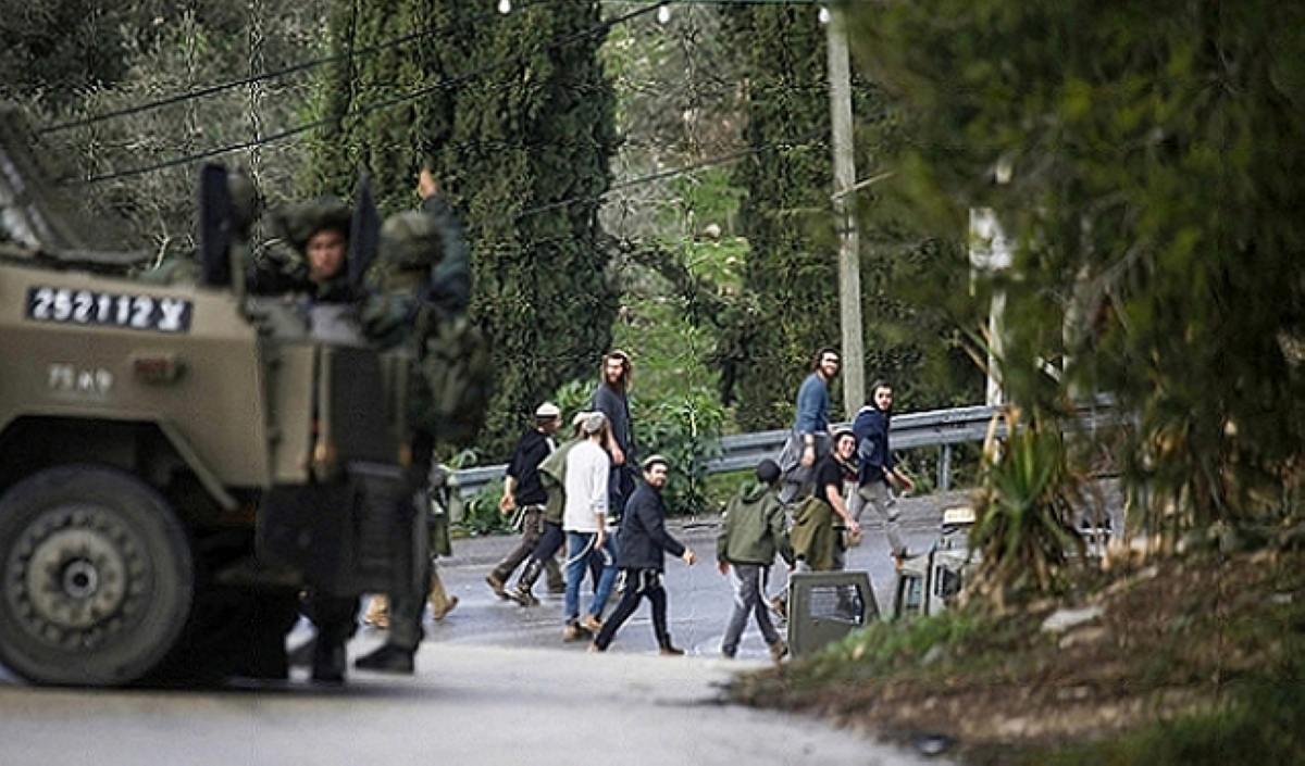 مستوطنون متطرفون يقتحمون الضفة بحماية الجيش الإسرائيلي