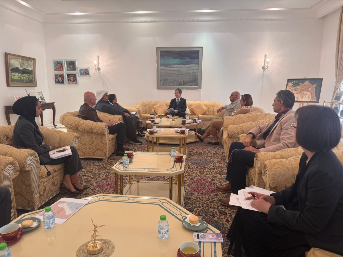 السفير الياباني متوسطاً الإعلاميين في اللقاء المفتوح