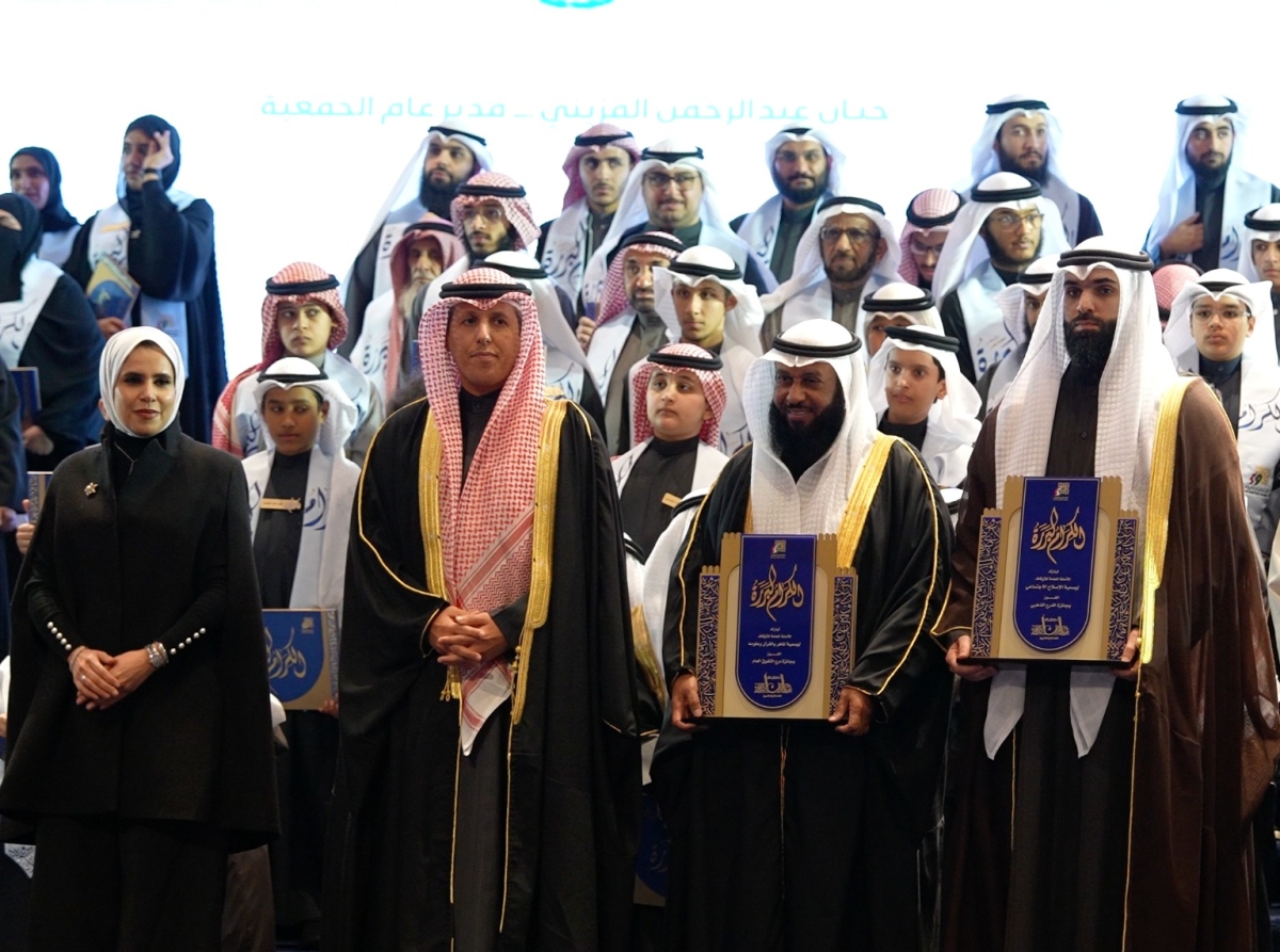 وزير الشؤون الإسلامية يتوسط الفائزين بالمسابقة