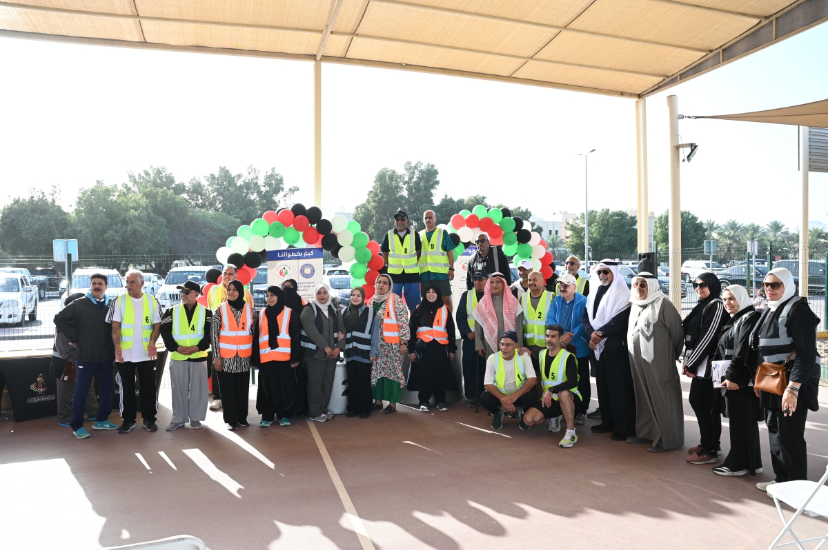 صورة جماعية للمنظمين وبعض المشاركين 