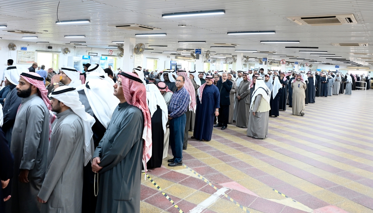 طابور طويل من المعزين (تصوير سعود سالم) 