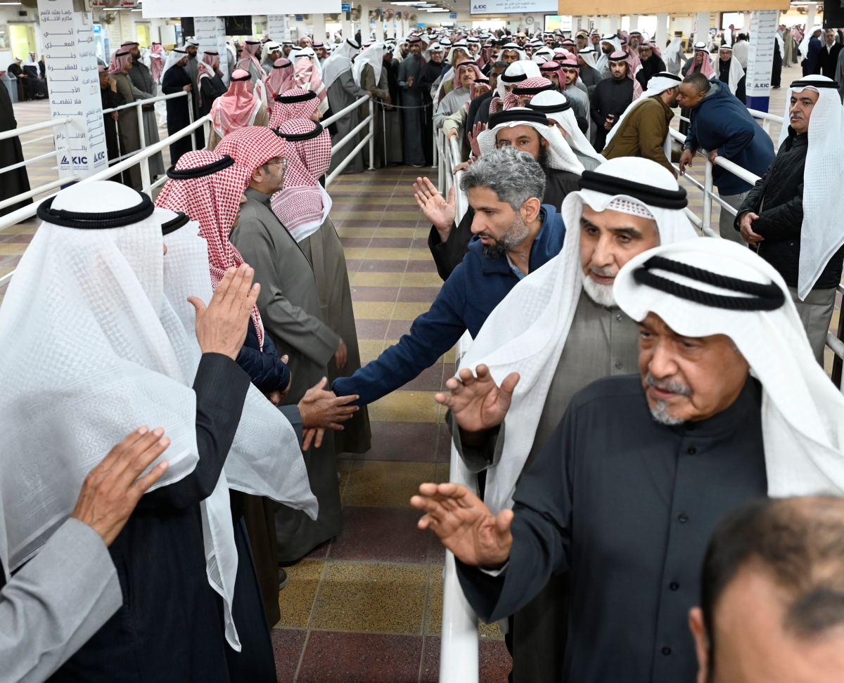 جاسم النبهان مقدماً واجب العزاء 