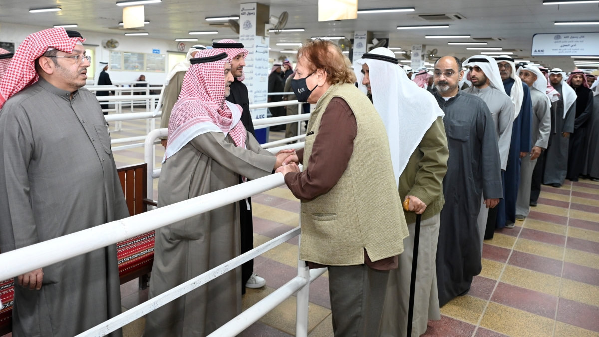 محمد المنصور وبجانبه سليمان الشطي يعزيان ذوي الأديب الراحل 