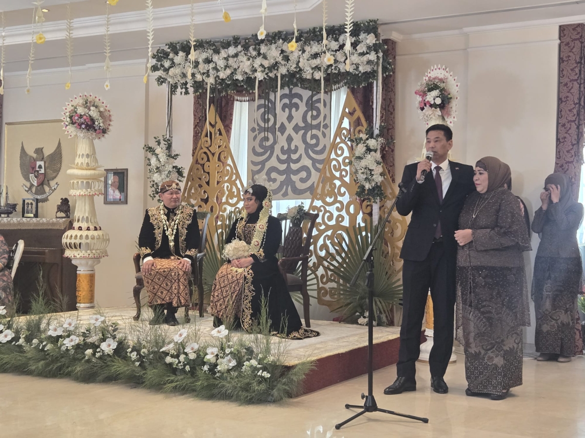 سفيرة إندونيسا ونظيرها القيرغيستاني مع العروسين
