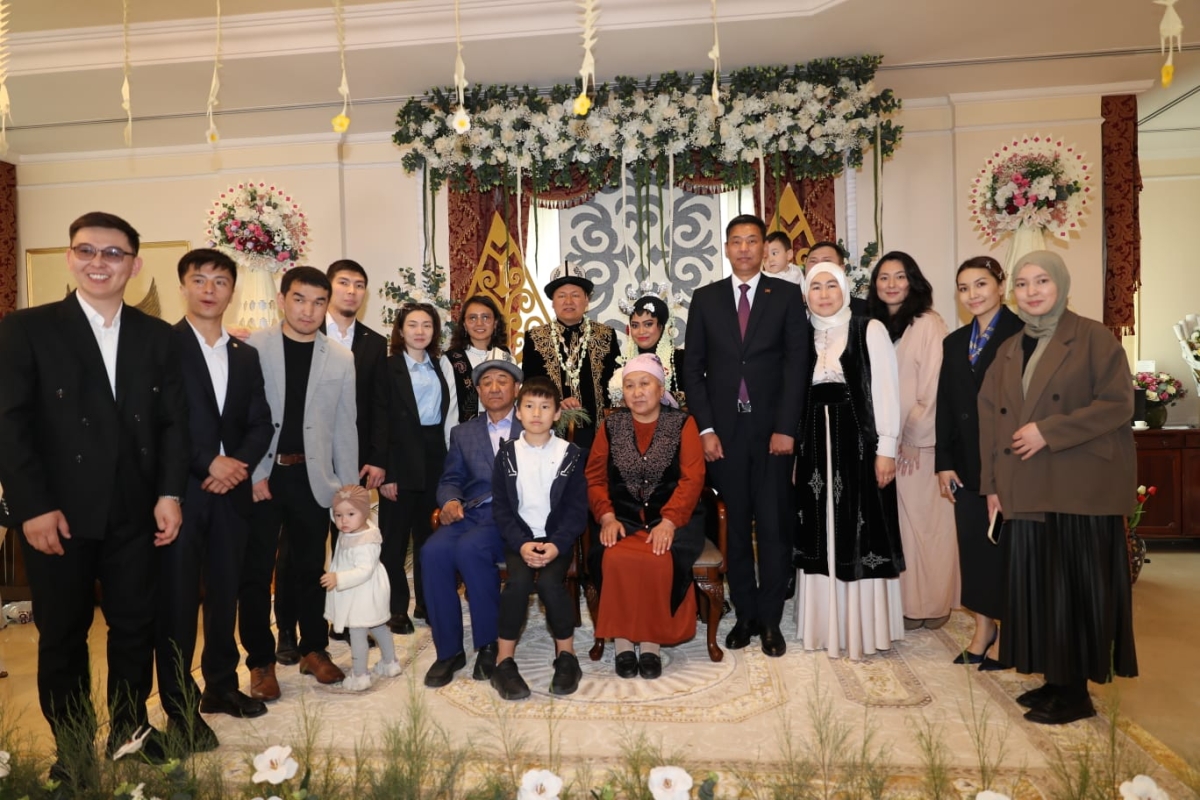 أهل وأقارب العريس مع السفير القيرغيستاني 
