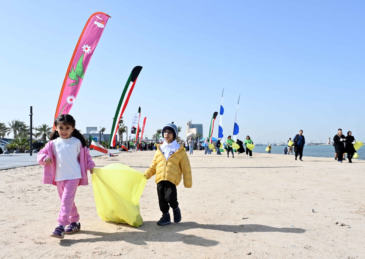 عمل جماعي لتنظيف شاطئ الشويخ (تصوير أسعد عبدالله)