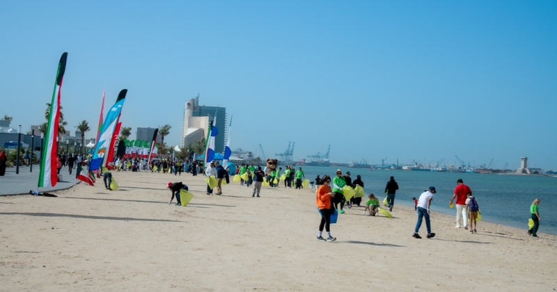 «الأبحاث» ينظف شاطئ «الشويخ» 