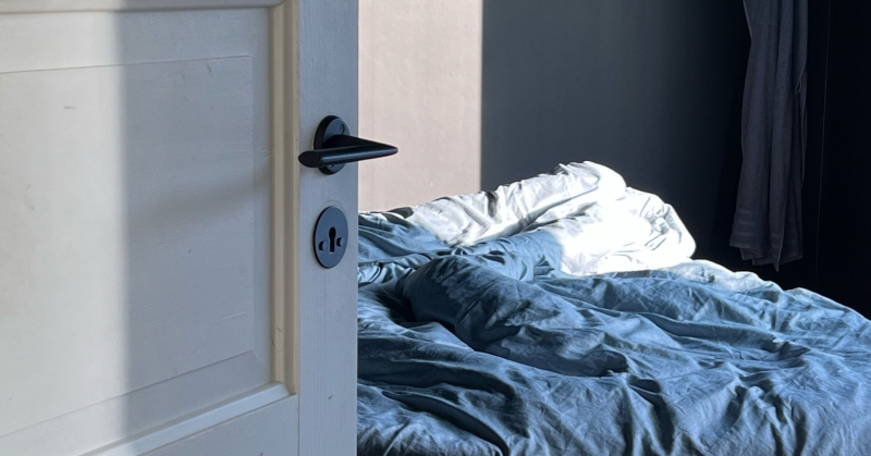 إغلاق باب الغرفة خلال النوم أو جعله مفتوحاً... أيهما أفضل؟ 