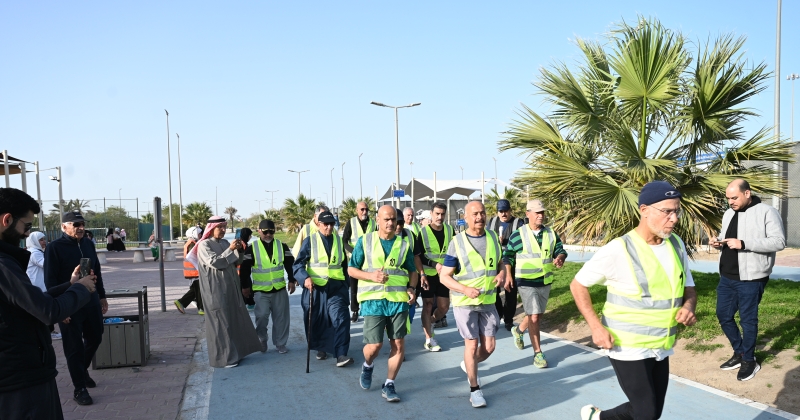 «الكبار» تسابقوا على ممشى «مشرف». في ماراثون «جمعية رعاية المسنين» تحت شعار «كبار بخطواتنا» 