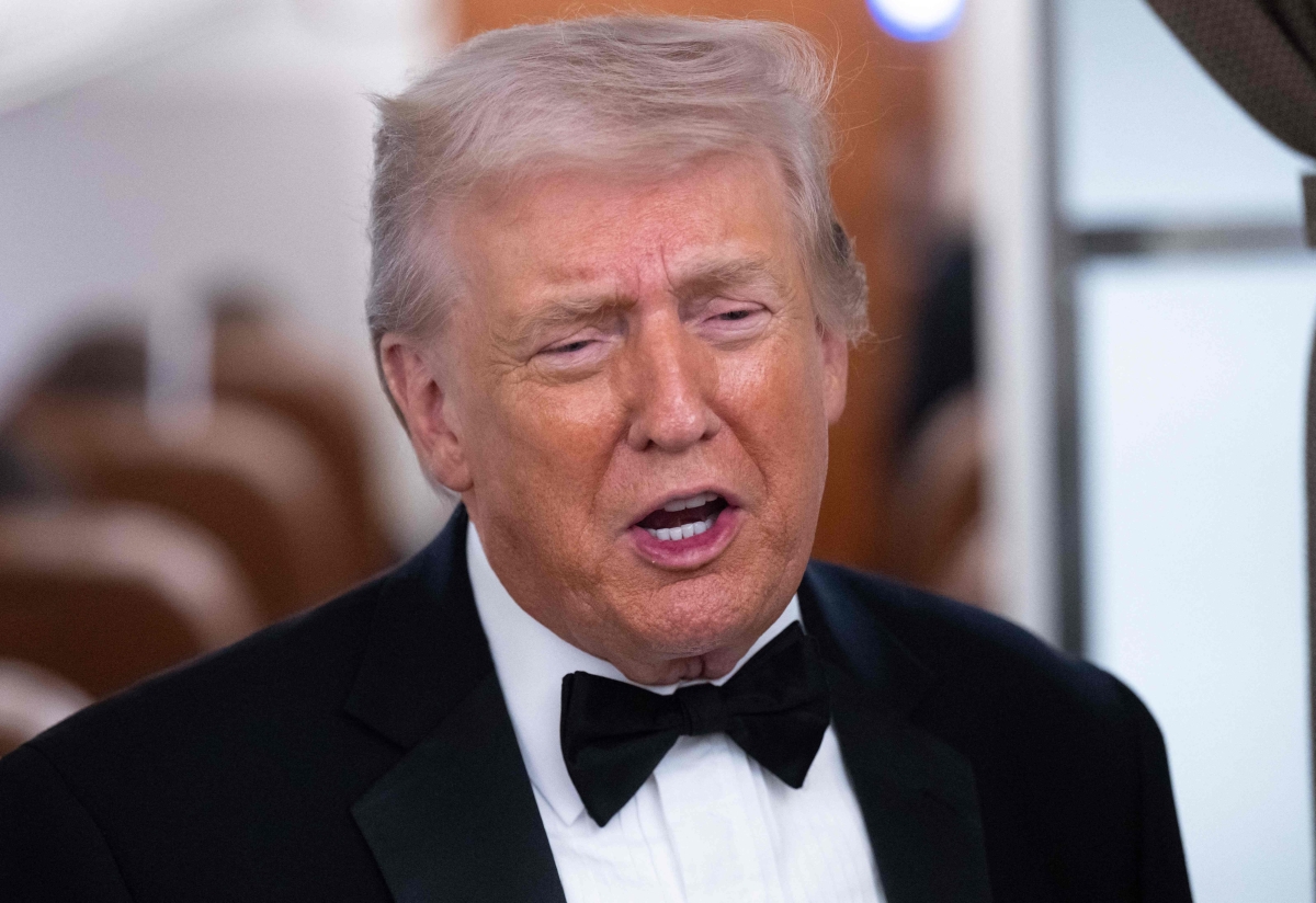 ترامب متحدثاً على متن الطائرة الرئاسية (أ ف ب)