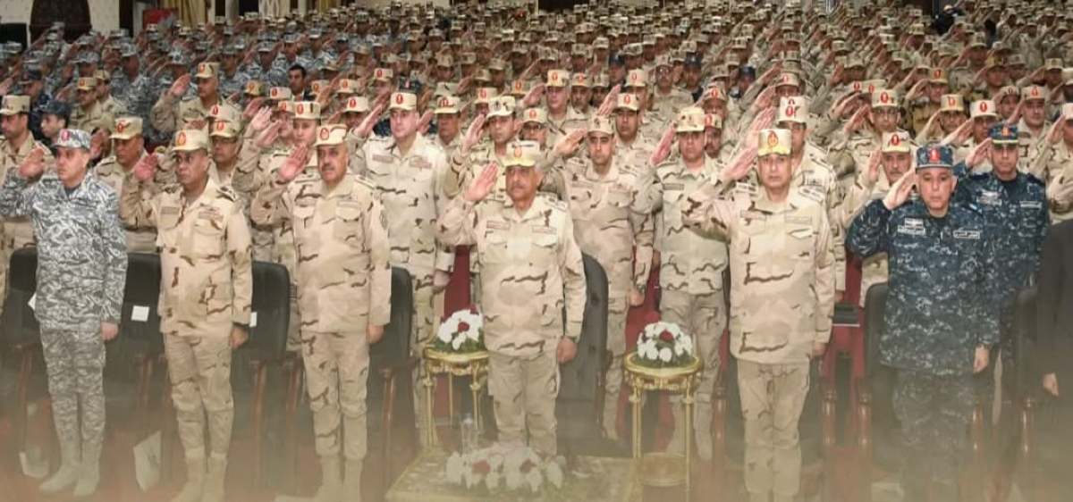 صقر خلال لقاء مع قيادات وضباط المنطقة المركزية 