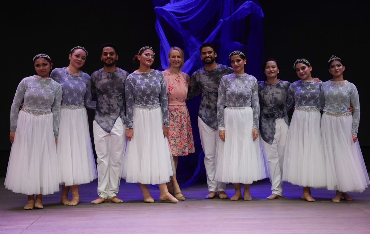 تينا زيبوفيتش تتوسط فريق لابا للرقص الاستعراضي