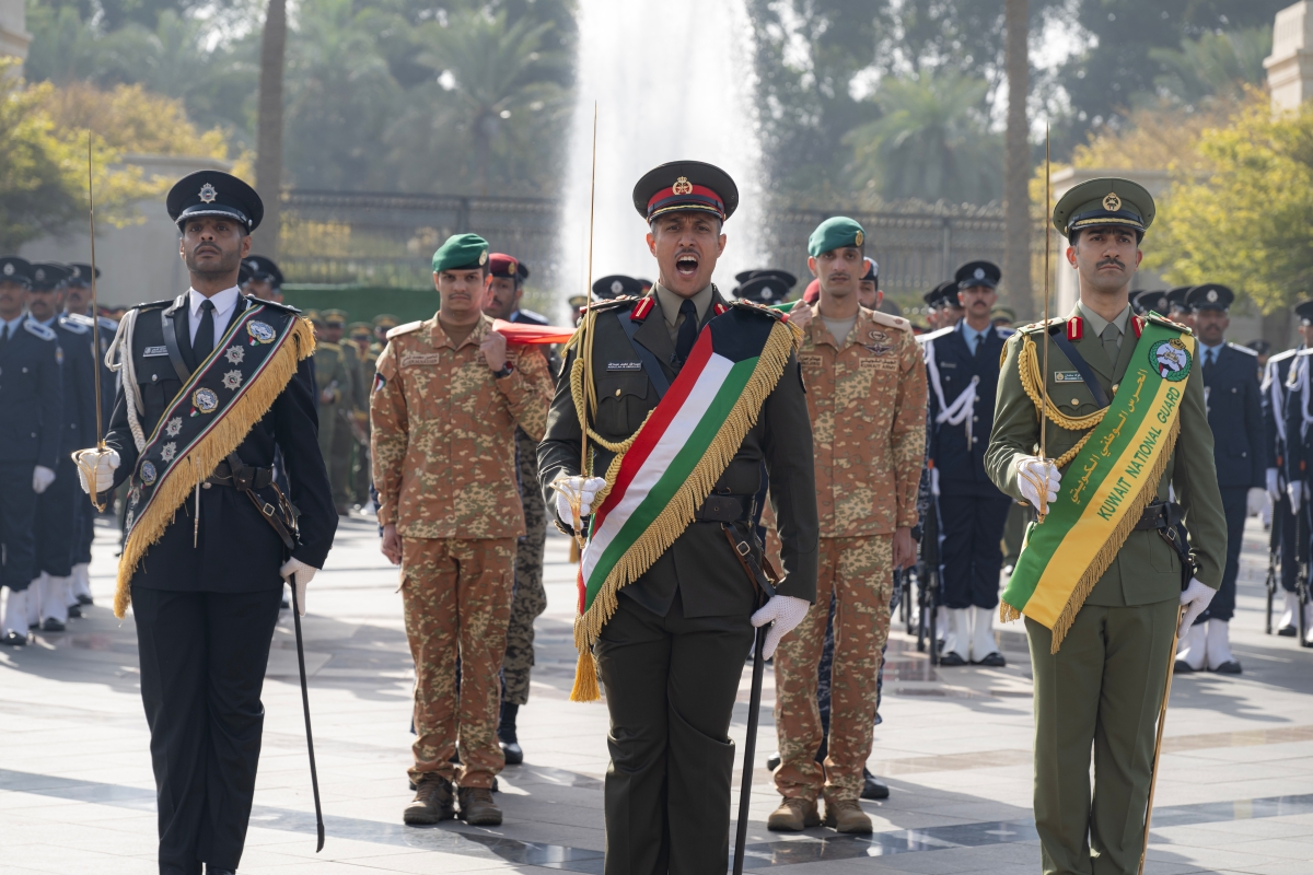 عرض عسكري خلال مراسم رفع العلم 