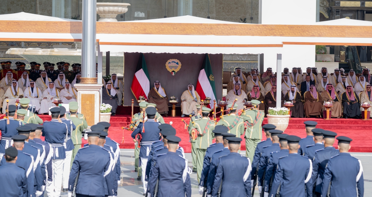 صاحب السمو يتابع فقرات مراسم رفع العلم بحضور سمو ولي العهد وكبار المسؤولين في الدولة