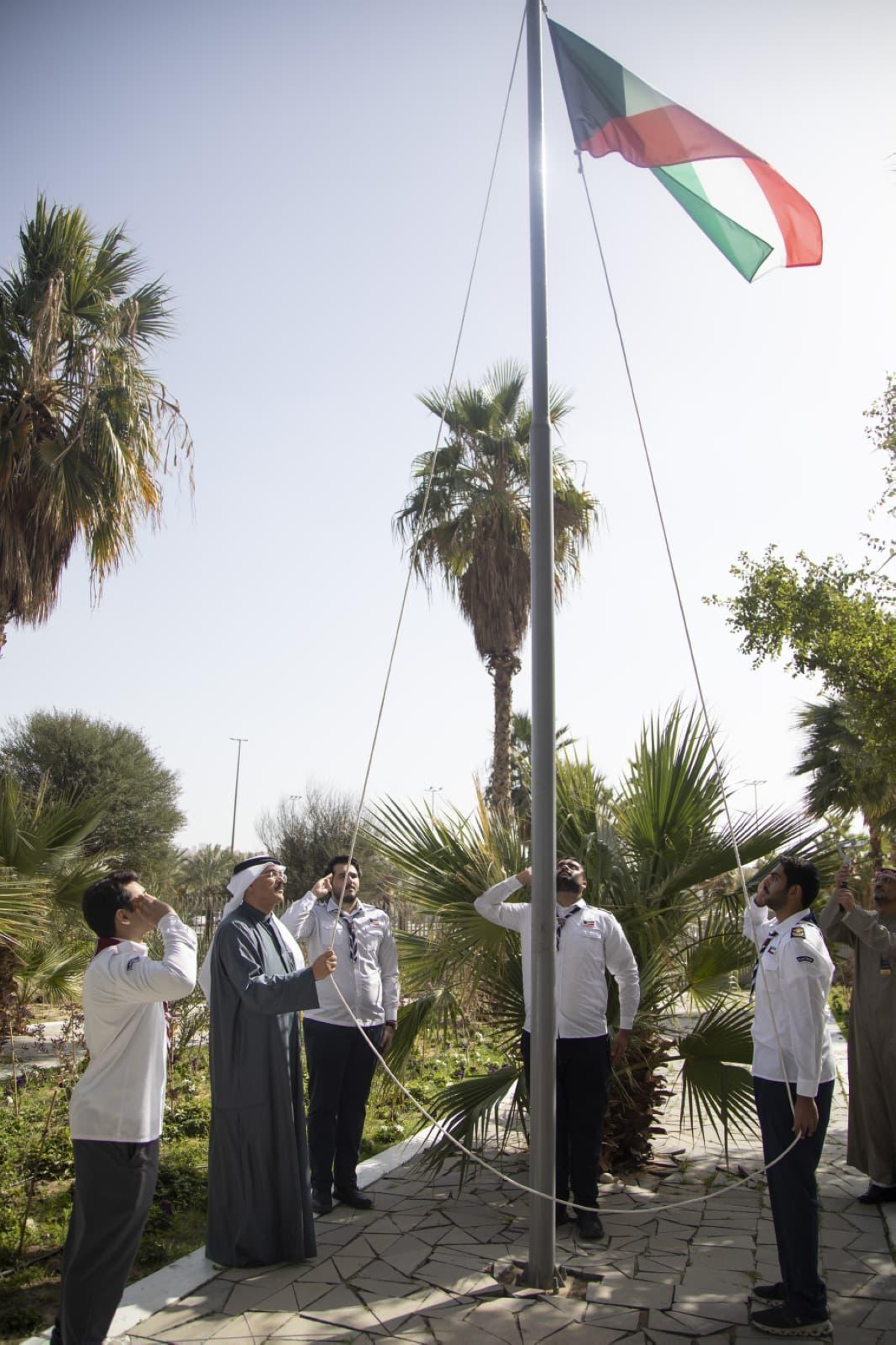 وزير التربية يرفع علم البلاد بمبنى الوزارة