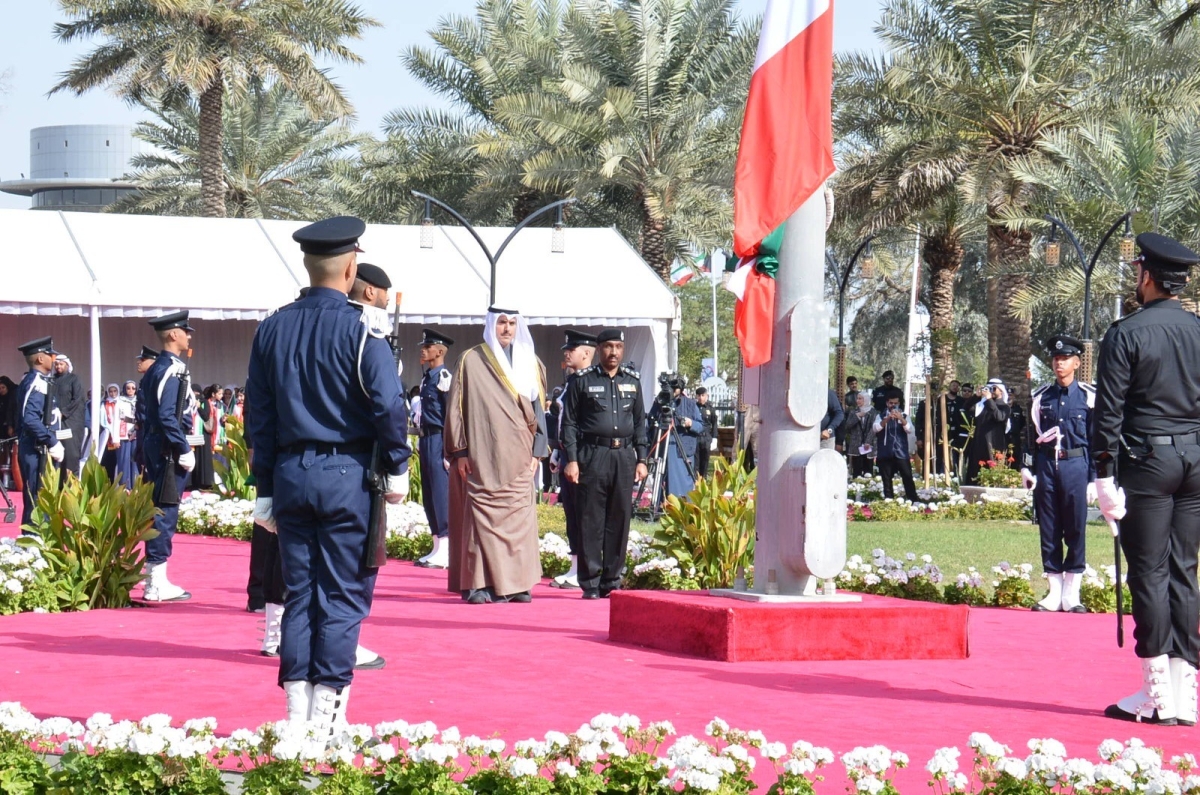 محافظ الأحمدي يرفع العلم بمبنى المحافظة