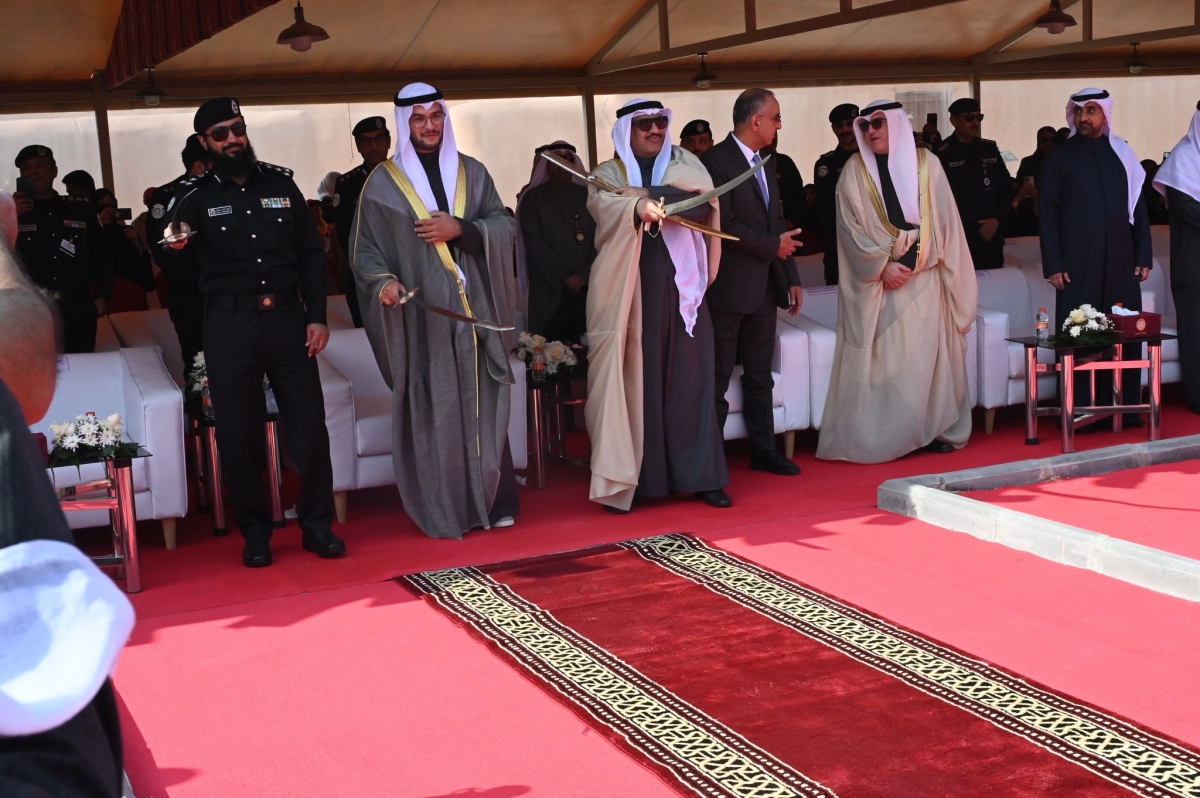 محافظ الجهراء يؤدي العرضة خلال الاحتفال