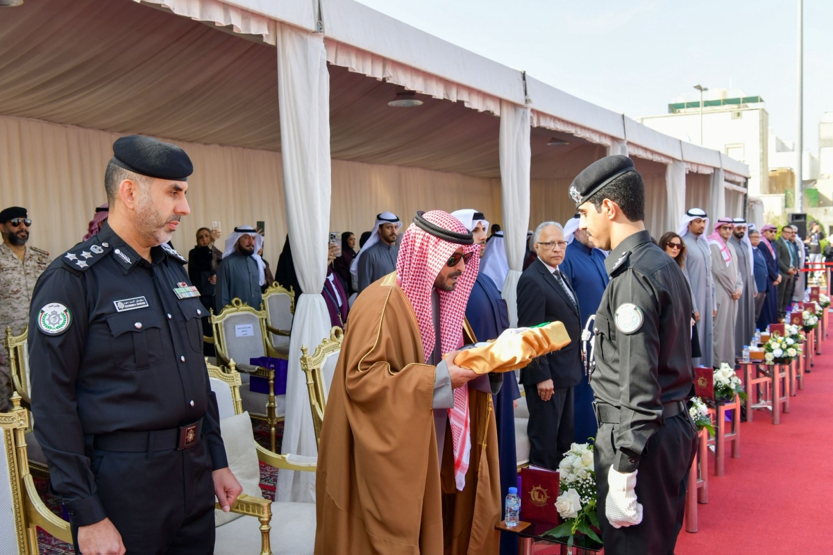 محافظ مبارك الكبير وحولي يقبل علم البلاد