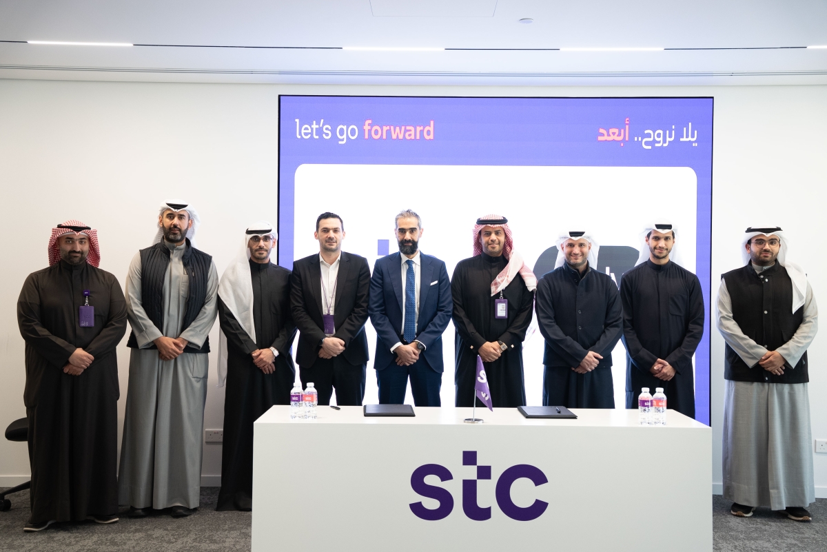 عبدالعزيز الدويش وبدر البدر يتوسطان مسؤولي الشركتين خلال حفل توقيع اتفاقية التعاون