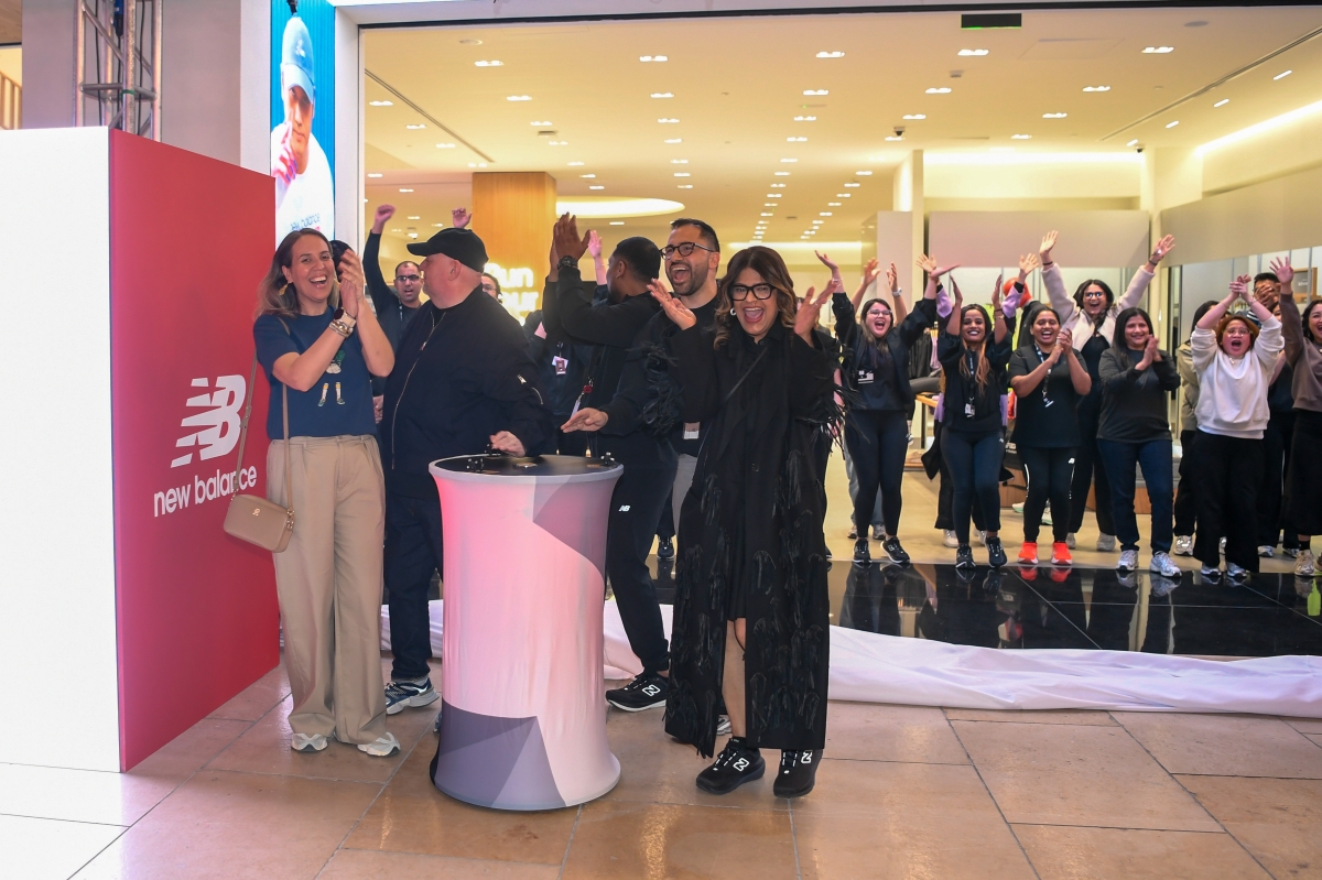  ألكساندر وأحمد عريقات وإيان أينسوورث مع ممثلي «نيو بالانس»

