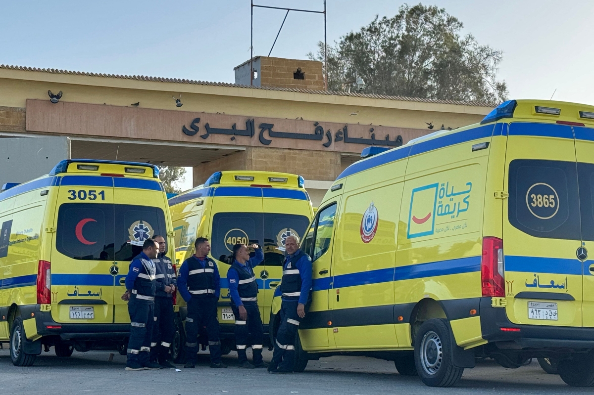 سيارات إسعاف مصرية في معبر رفح الحدودي (أ ف ب)