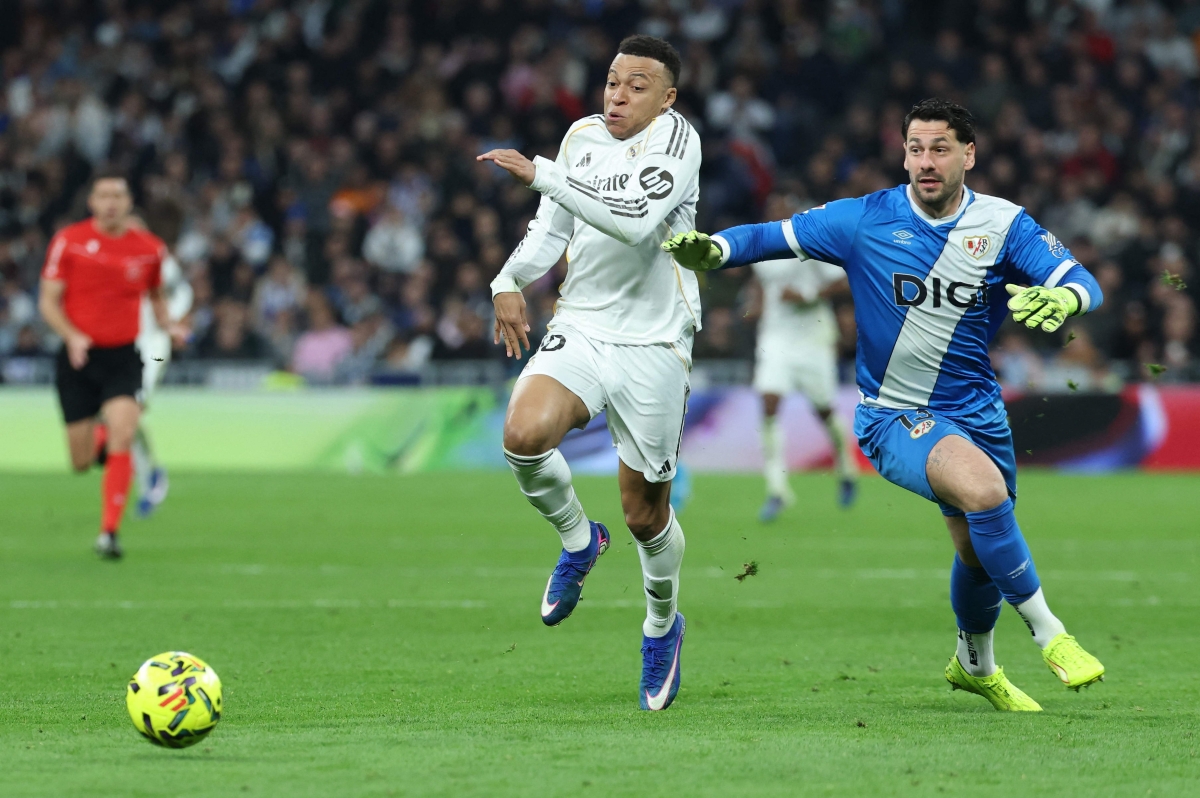  كيليان مبابي في سباق على الكرة مع  حارس مرمى رايو فايكانو أوغوستو باتايا (أ ف ب)