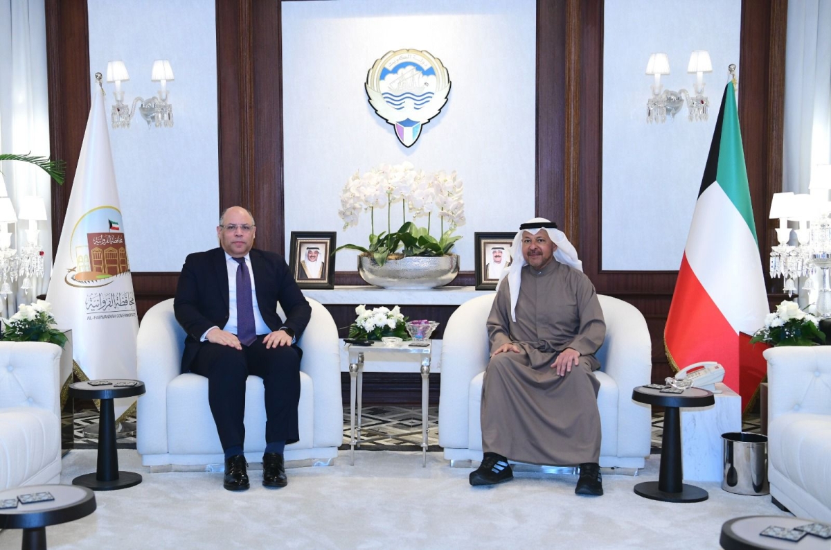 محافظ الفروانية مستقبلاً السفير المصري