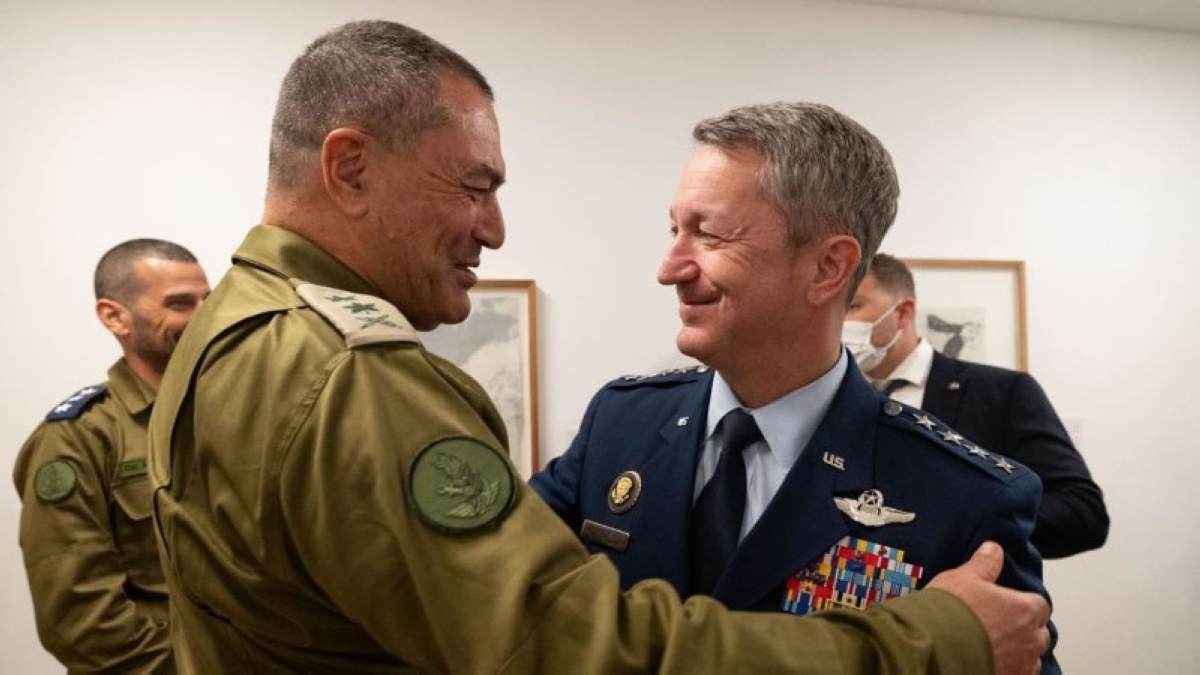 زامير خلال لقاء مع أحد القيادات العسكرية الأميركية في البنتاغون