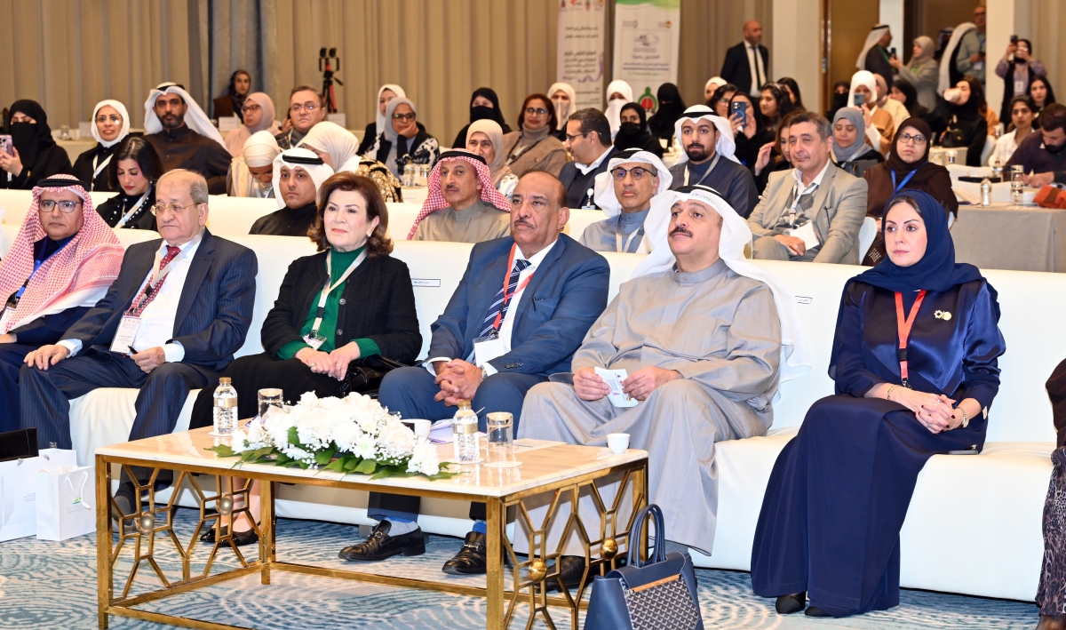 العوضي والصالح يتوسطان كبار الحضور في المؤتمر (تصوير أسعد عبدالله)