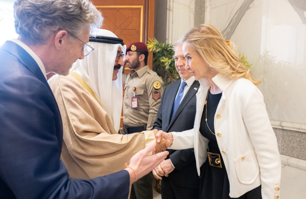 سمو الأمير يرحب بأعضاء الوفد السويسري