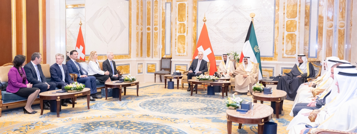 سمو الأمير مستقبلاً بحضور سمو ولي العهد رئيس الاتحاد السويسري والوفد المرافق