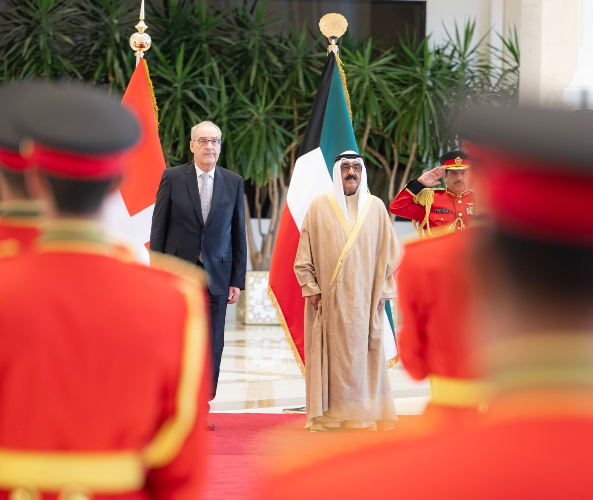 سمو الأمير والرئيس غي بارميلان خلال مراسم الاستقبال الرسمية