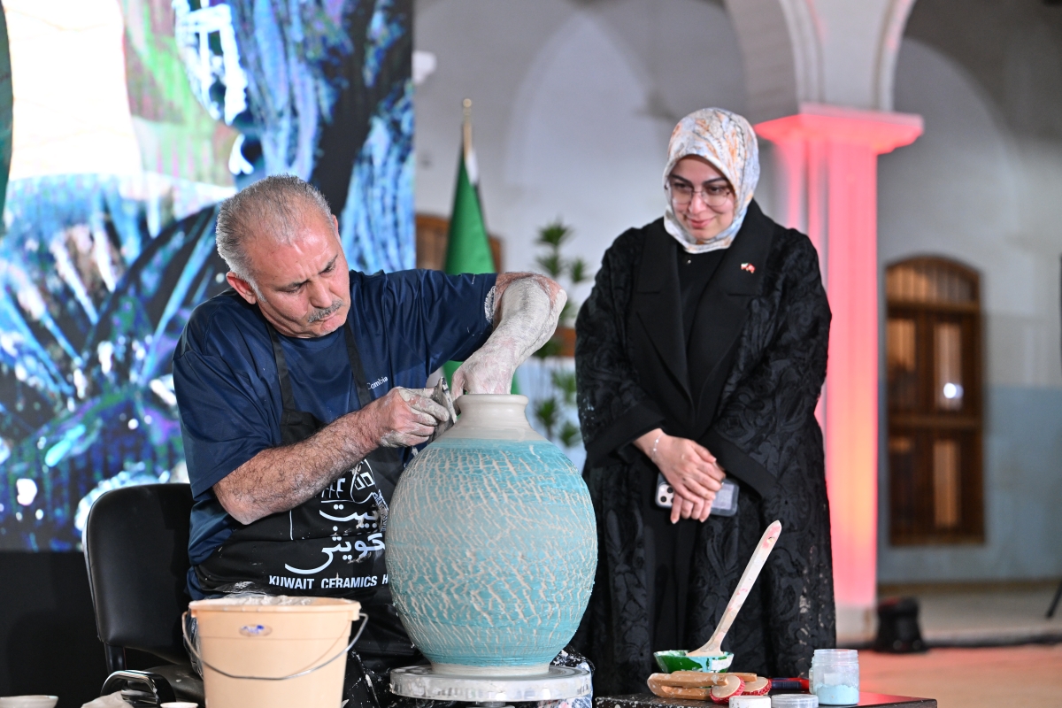 السفيرة طوبى سونمز تتابع صناعة الفخار مع تاشومكو