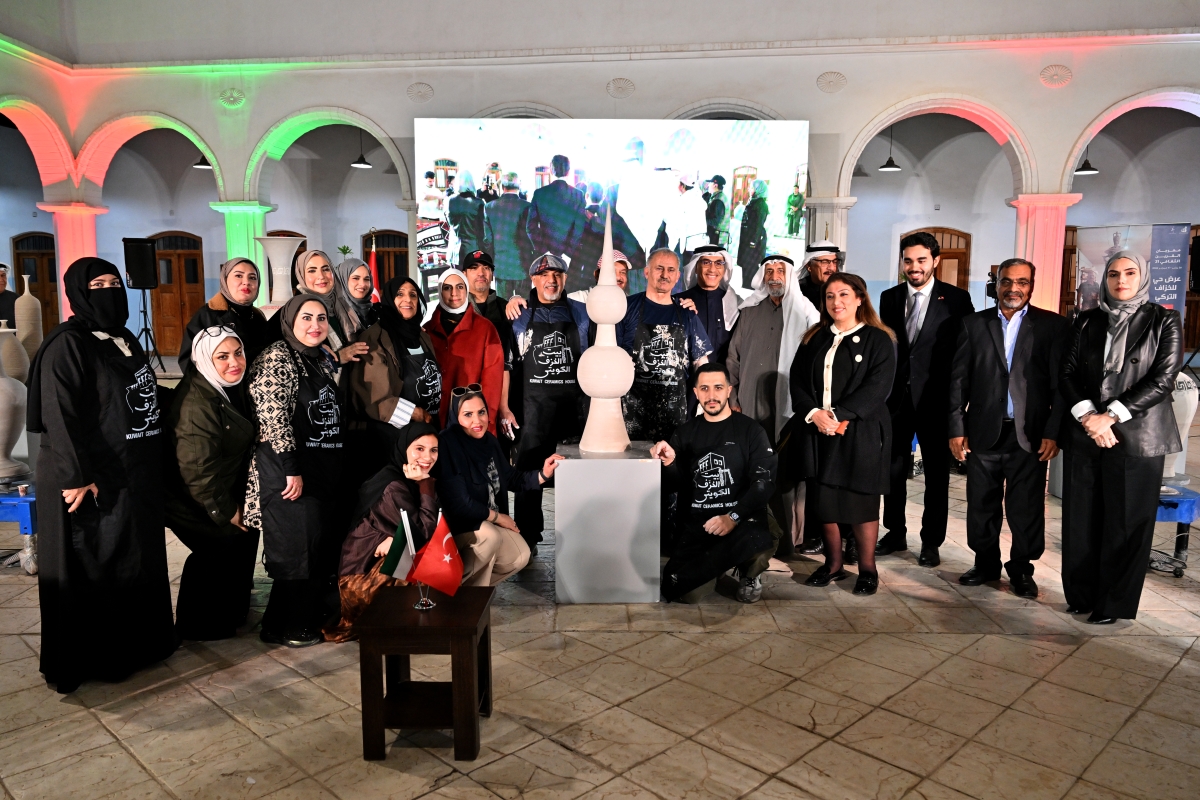 الحضور في لقطة تذكارية