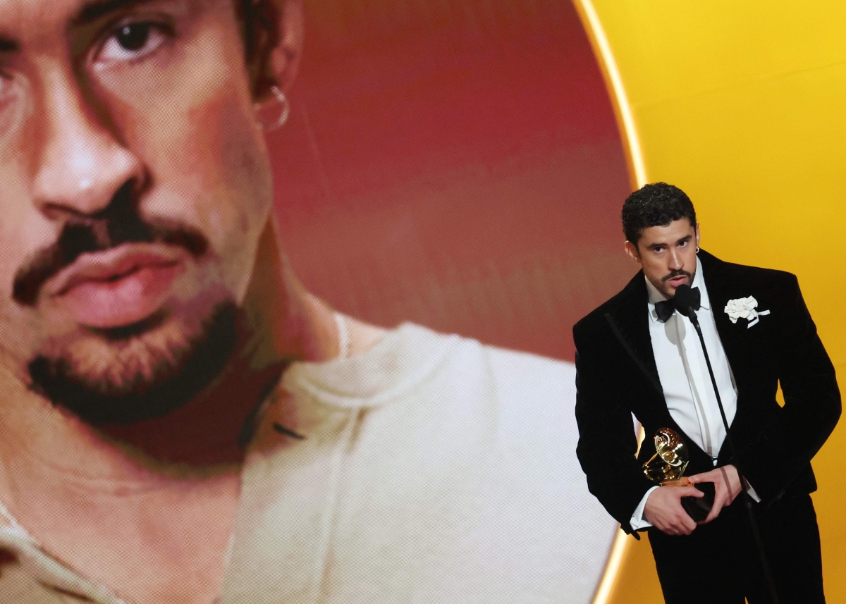 باد باني متحدثاً بعد تسلمه الجائزة