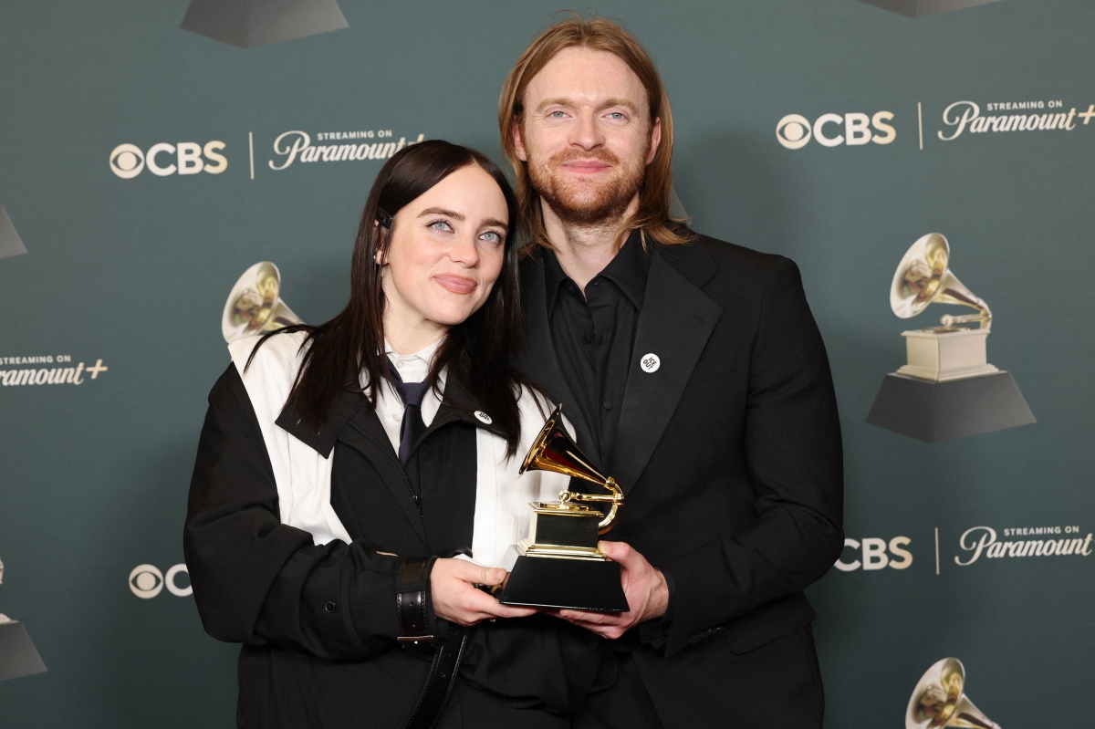 بيلي إيليش حاملة جائزة أغنية العام