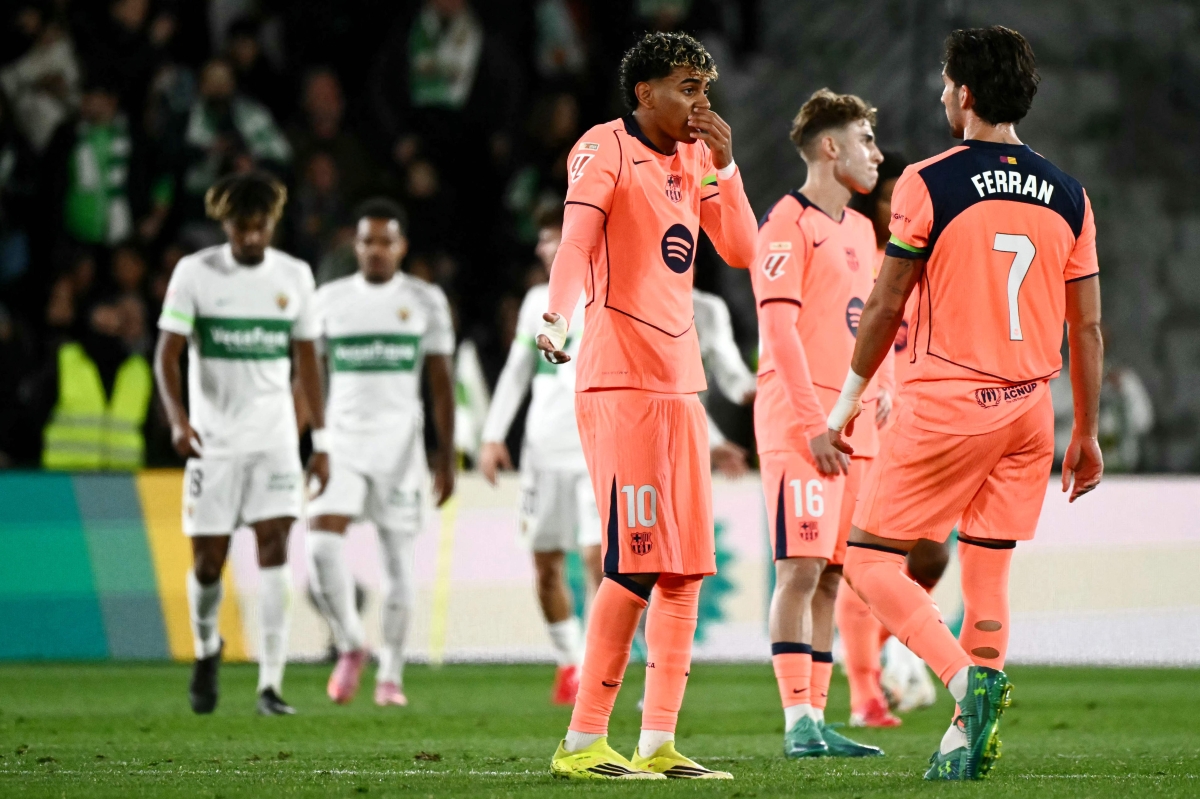 لاعبو برشلونة خلال الفوز على إلتشي (أ ف ب)