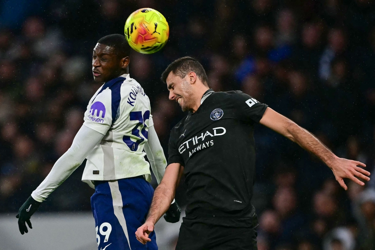 رودري مسدداً الكرة برأسه في المباراة مع توتنهام (أ ف ب) 