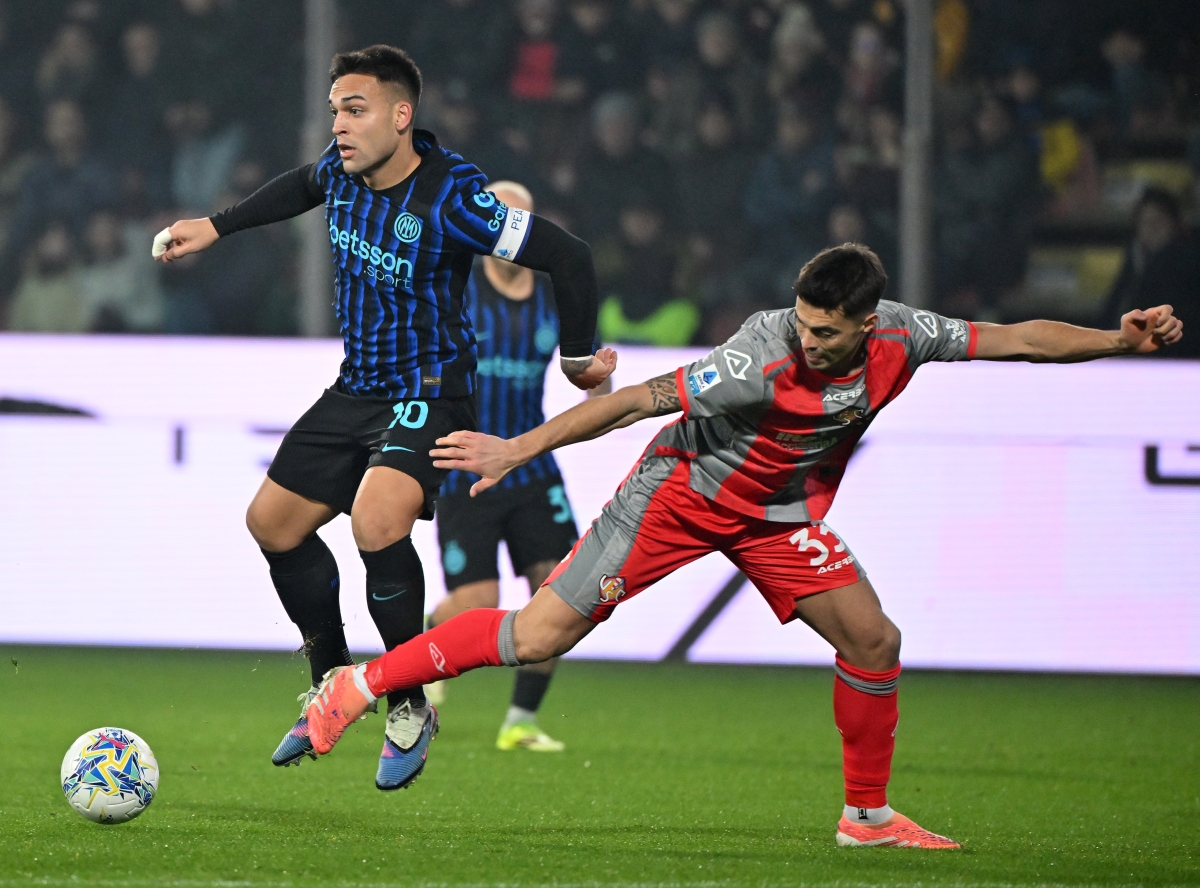 لاوتارو مارتينيز خلال المباراة مع كريمونيزي