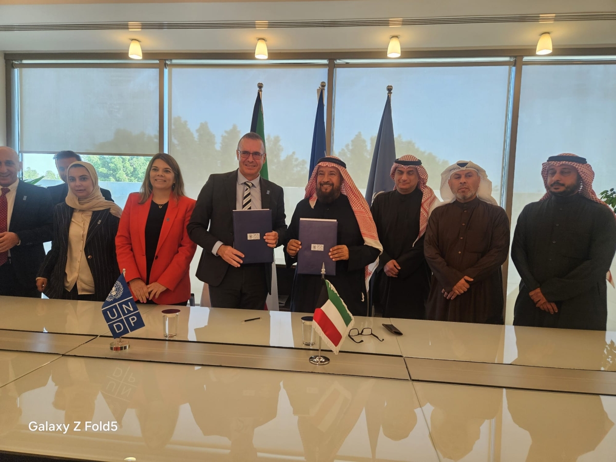 الصالح وسيلييرز بعد توقيع الاتفاقية