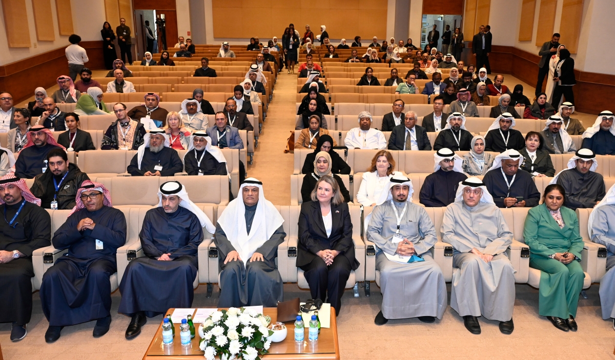 وزير التعليم العالي وسفيرة أستراليا ومدير «الأبحاث» في مقدم الحضور