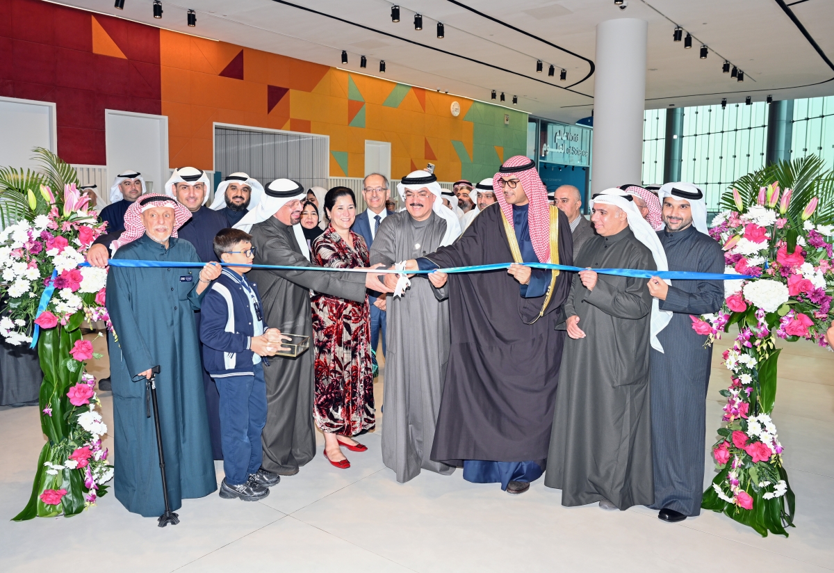 الطبطبائي يقصّ شريط المعرض المُصاحب لمُؤتمر جائزة الكويت لتكنولوجيا التعليم (تصوير أسعد عبدالله)