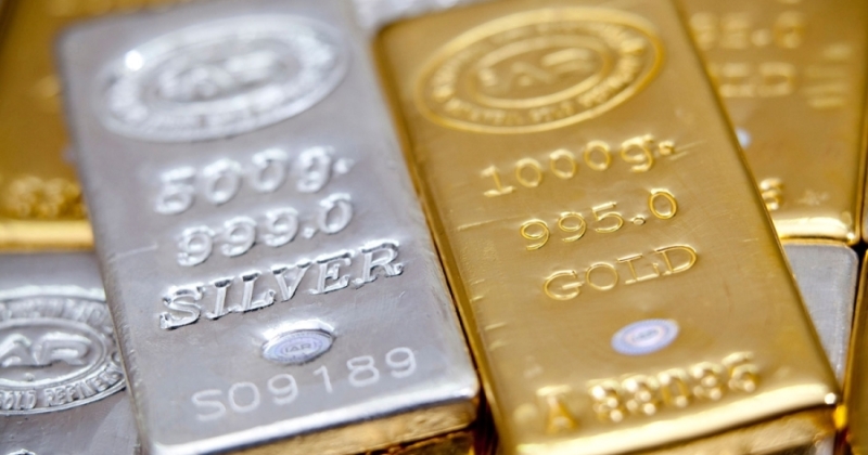 الذهب يهبط 1.5 في المئة بفعل صعود الدولار والفضة تنهض من قاع 3 أسابيع 