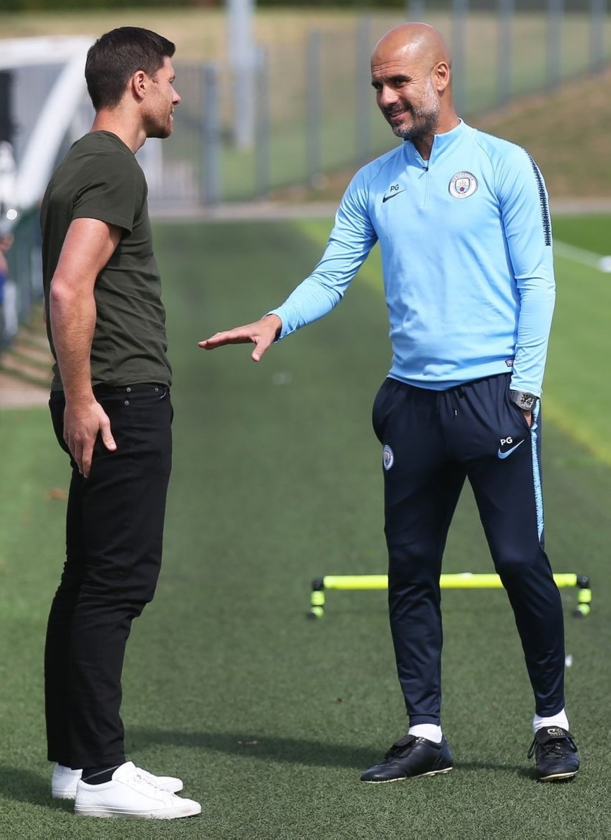 غوارديولا متحدثاً مع ألونسو