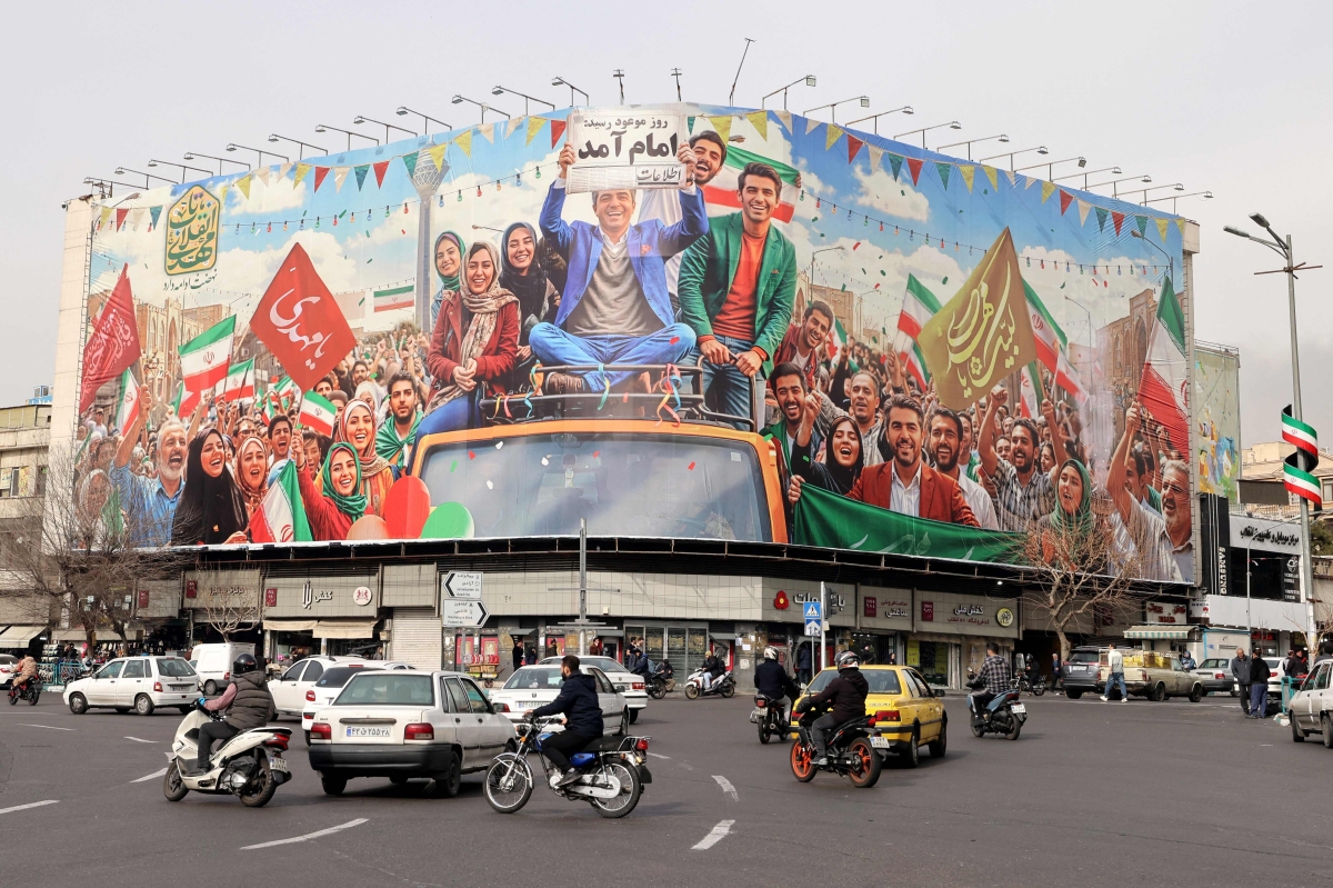 جدارية ضخمة في طهران لمناسبة ذكرى الثورة الإيرانية (أ ف ب)