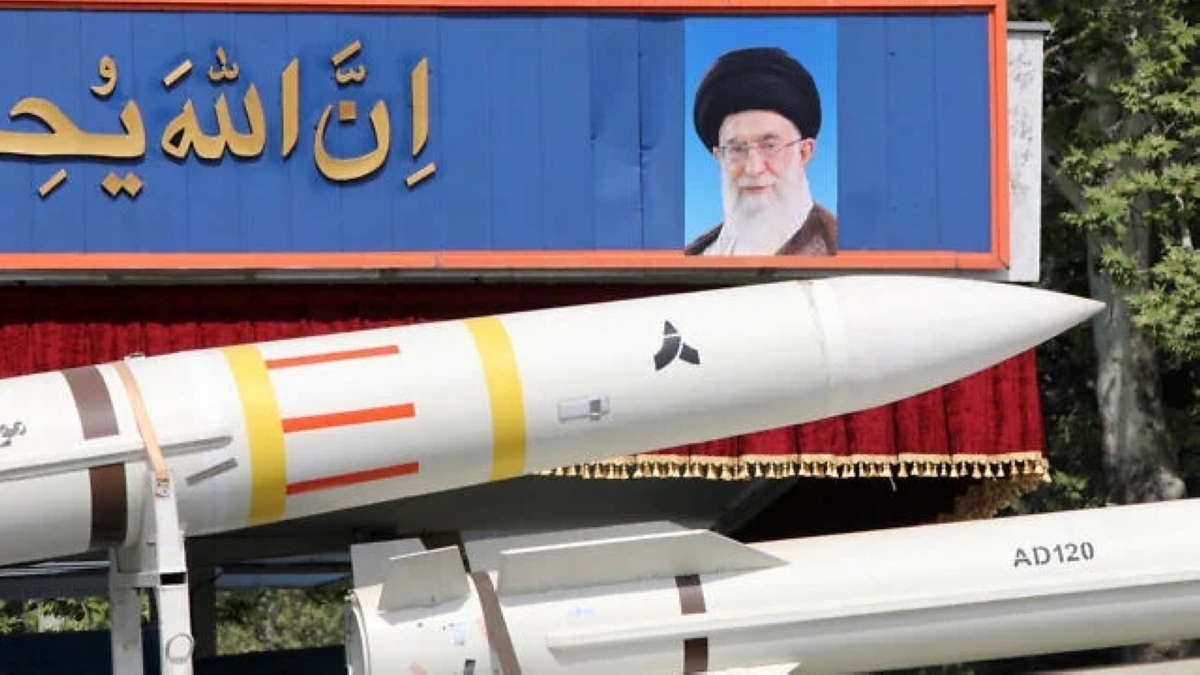 صورة أرشيفية لصاروخ بالستي خلال عرض عسكري في طهران