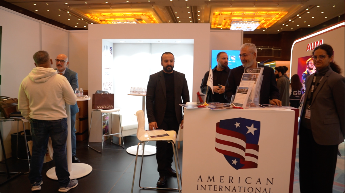 القائمون على جناح الجامعة يردون على استفسارات الطلبة