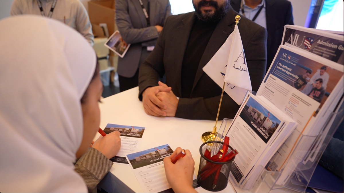 من جناح الجامعة في المعرض