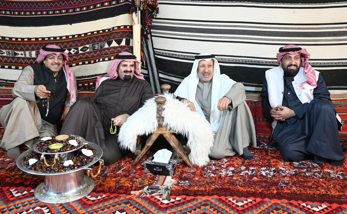 نصار الخمسان مع عدد من رواد جناح ديوان شعراء النبط