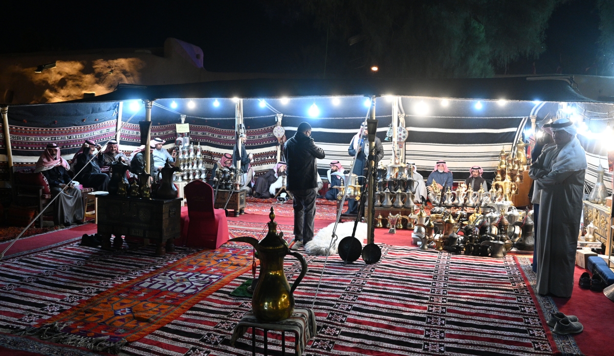 رواد القصر في بيت الشعر     (تصوير نايف العقلة)